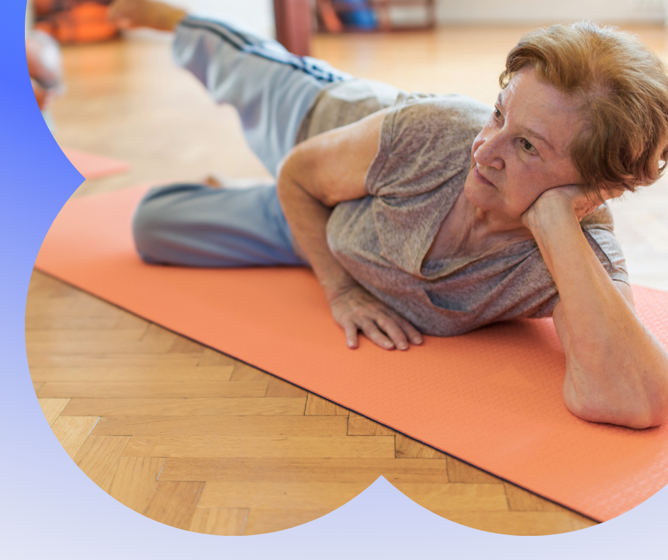 Sénior travaillant sa mobilité avec des exercices doux de fitness à domicile à Libourne.