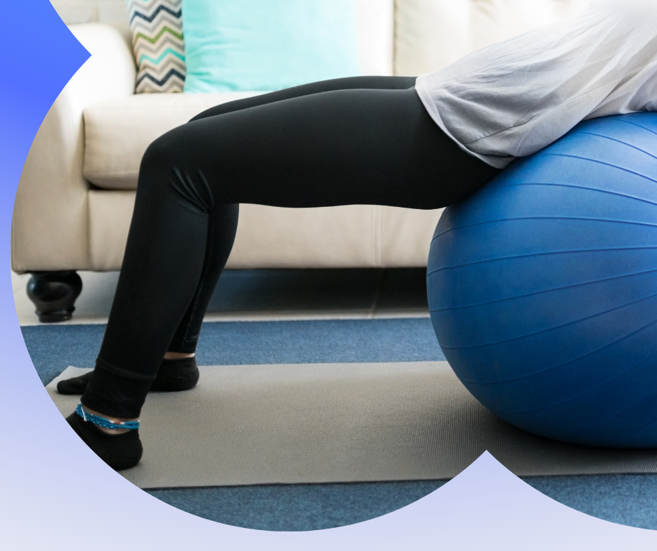 Femme senior faisant du renforcement musculaire à domicile avec un coach à Libourne pour soulager son mal de dos.