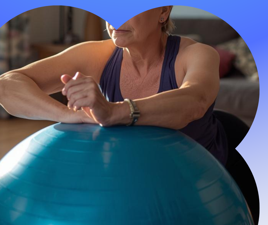 Couple de seniors en séance de gym douce à domicile à Bordeaux pour entretenir une santé de fer.