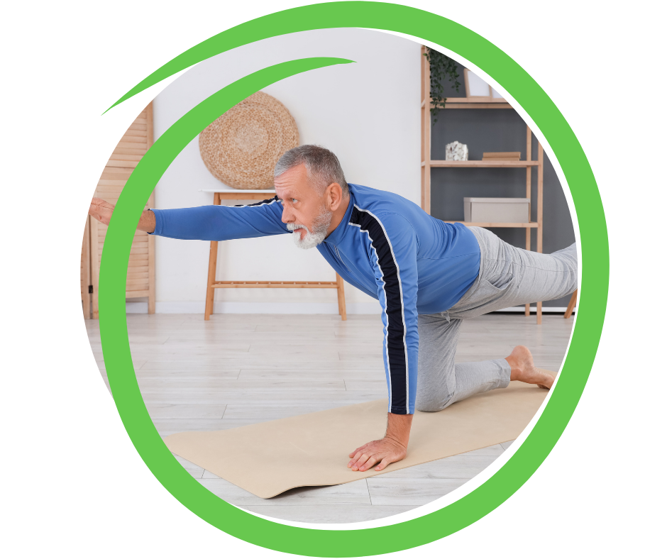 Participant à une séance de sport santé, un homme effectue des exercices adaptés pour gérer son affection de longue durée