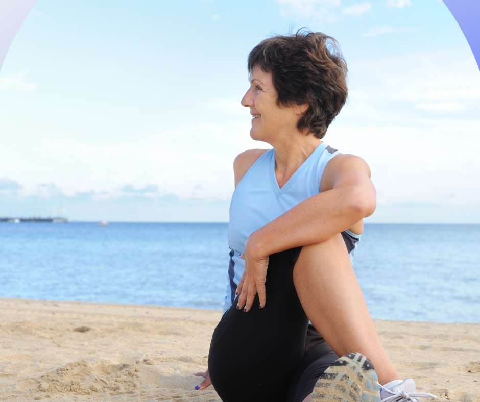 Séance de sport APA mêlant mémoire et mouvement avec des participants seniors souriants.