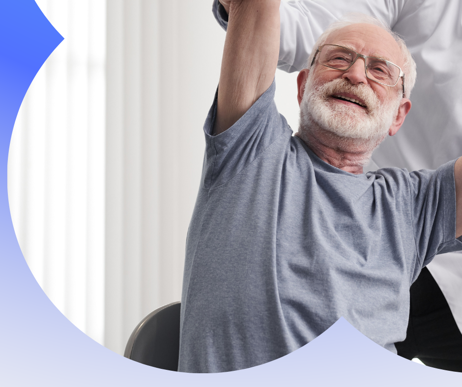 Senior faisant des exercices de mobilité avec un coach APA à domicile à Libourne.