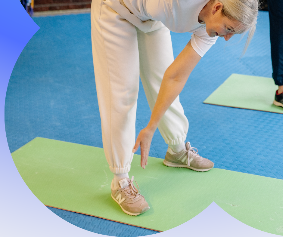 Spécialiste APA accompagnant une personne âgée pour un travail d’équilibre à Saint-André.