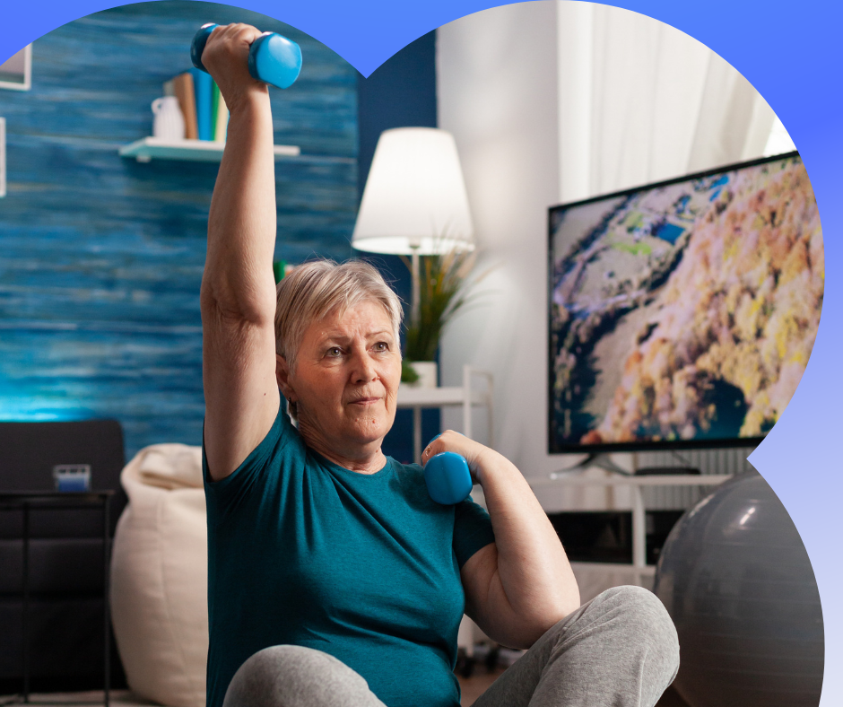 Femme utilisant une swiss ball pour améliorer la mobilité articulaire.