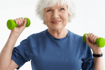 Coach APA accompagnant une séance de renforcement articulaire douce.