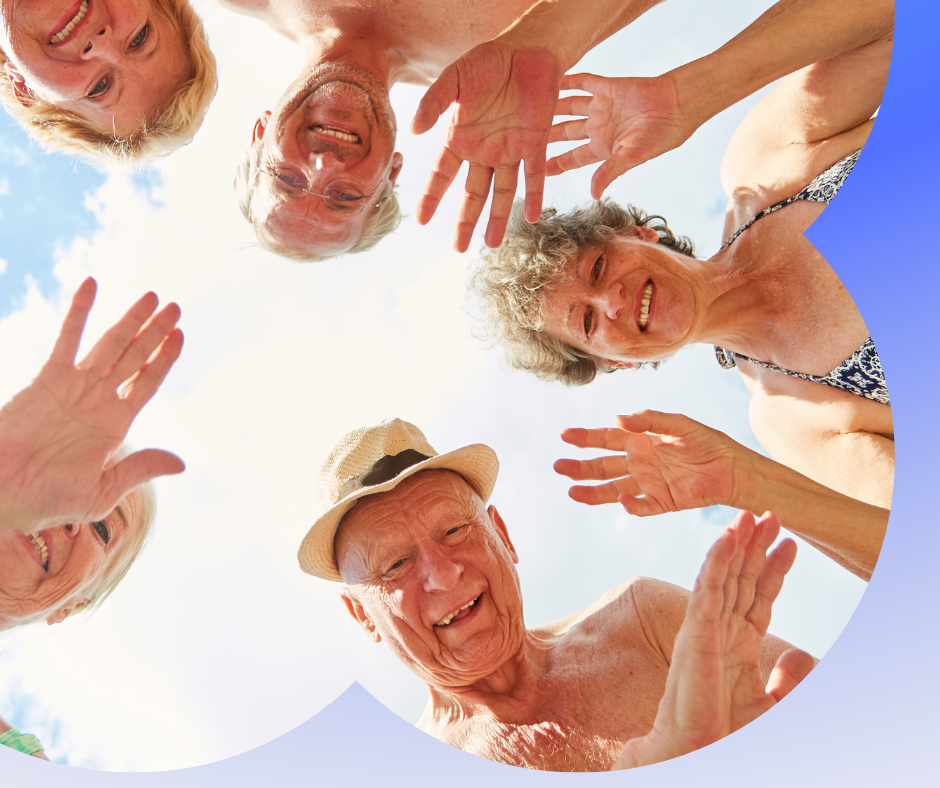Couple de seniors marchant doucement au soleil à Fronsac.