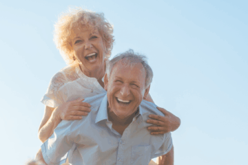Matthieu guidant une séance de sport seniors à domicile dans le salon.